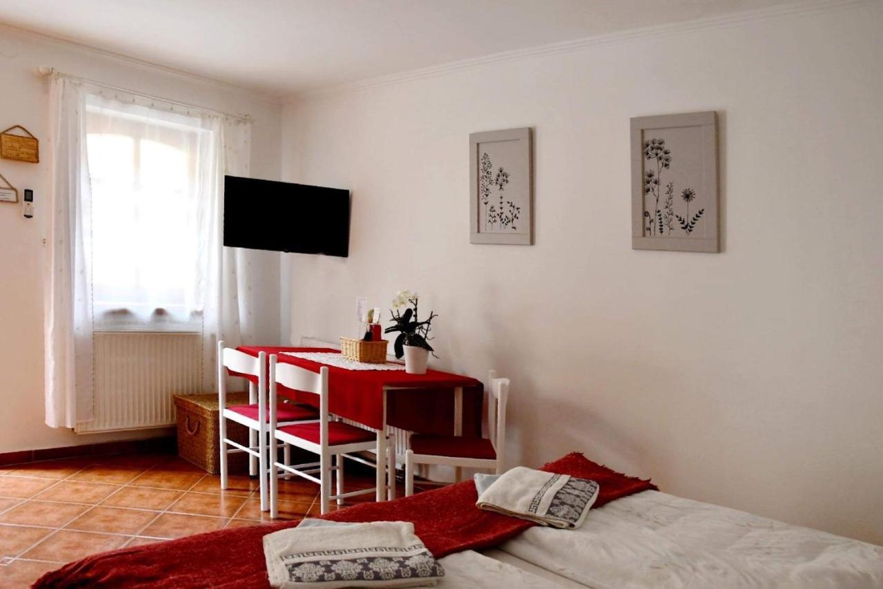 Bed and Breakfast Szentesi Panzió Fertőrákos Exterior foto