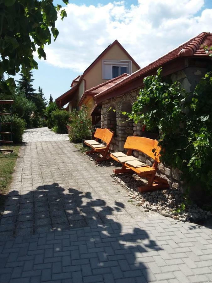 Bed and Breakfast Szentesi Panzió Fertőrákos Exterior foto