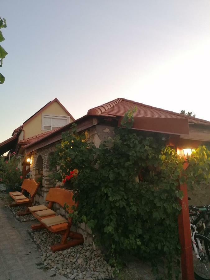 Bed and Breakfast Szentesi Panzió Fertőrákos Exterior foto
